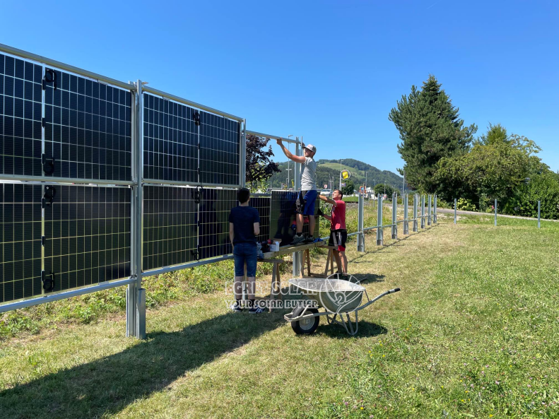 Sistema di recinzione verticale a montaggio solare