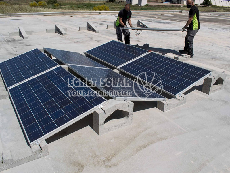 Puoi installare pannelli solari su tetti di fronte a est e ovest come solare